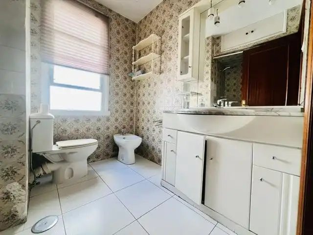 Baño de Piso de alquiler en A Coruña Capital  con Parquet, Amueblado y Horno