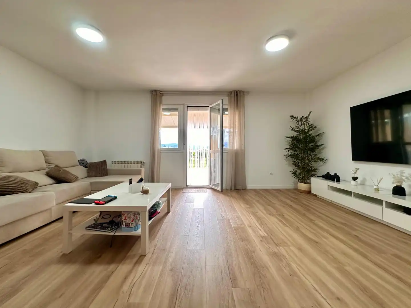 Sala d'estar de Casa adosada en venda en Camponaraya amb Calefacció, Jardí privat i Terrassa