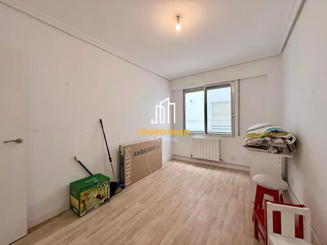 Bedroom of Flat for sale in  Logroño  with Air Conditioner, Heating and Parquet flooring