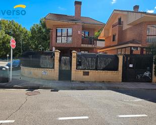 Vista exterior de Casa adosada en venda en Burgos Capital amb Terrassa i Balcó