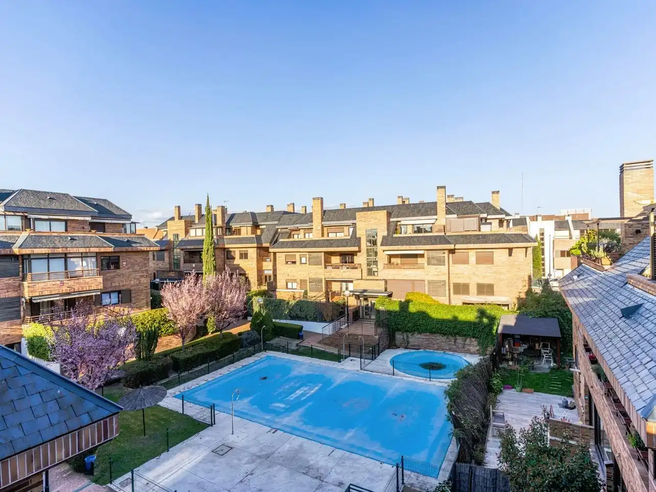 Vista exterior de Àtic en venda en Las Rozas de Madrid amb Aire condicionat, Terrassa i Piscina