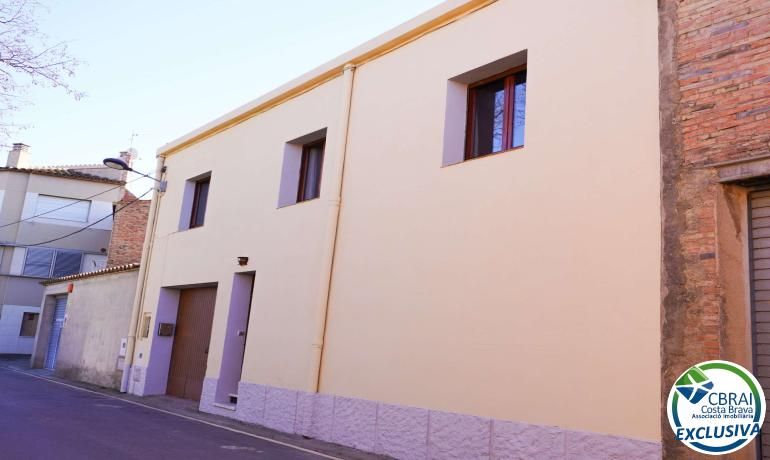 Exterior view of House or chalet for sale in Vila-sacra  with Heating, Private garden and Storage room