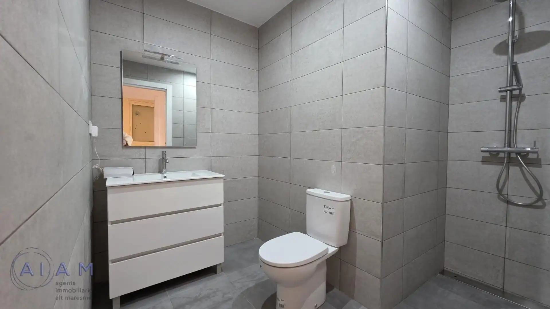 Badezimmer von Erdgeschoss zum Verkauf in Tordera mit Klimaanlage, Heizung und Parkett