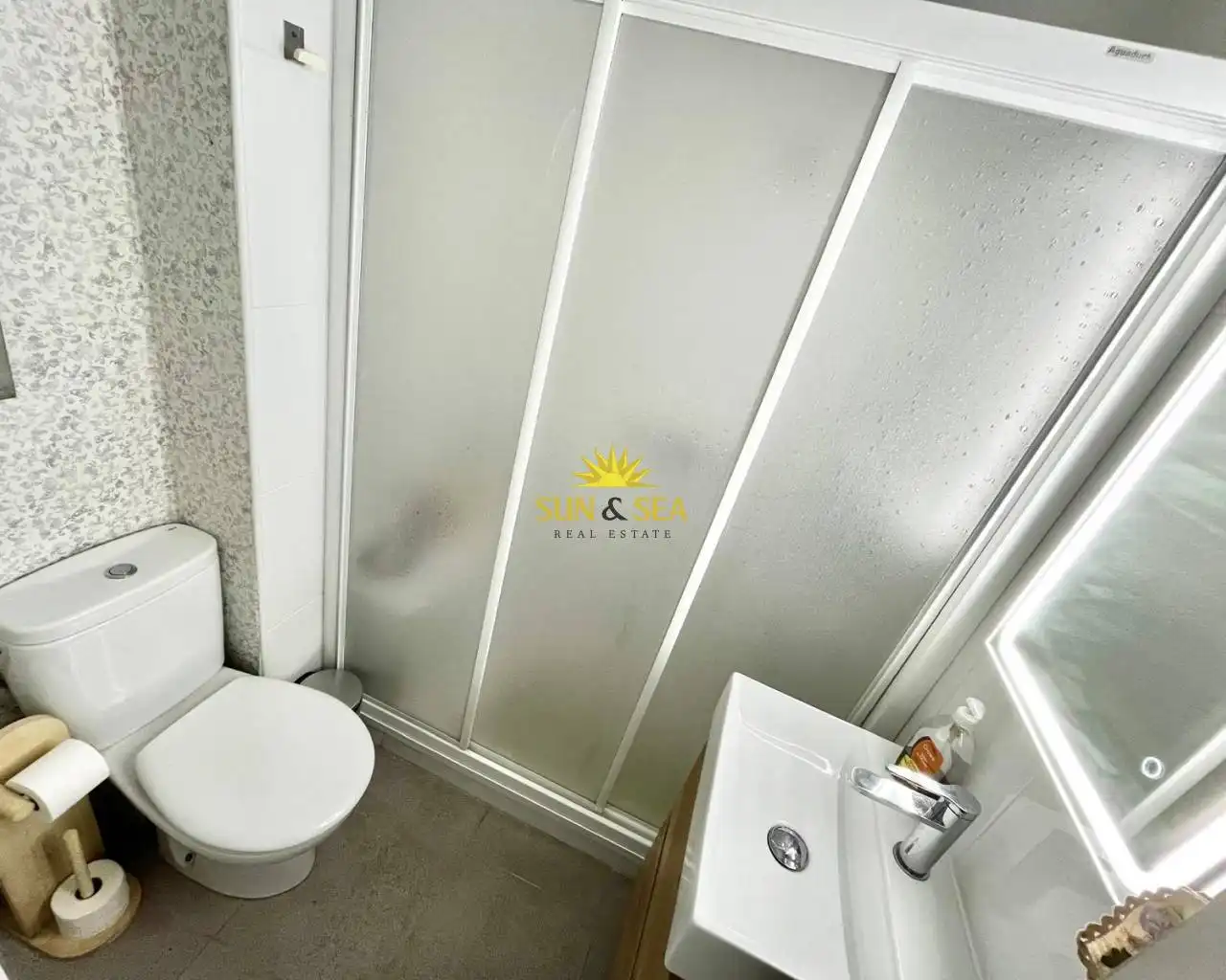 Bany de Apartament de lloguer en Torrevieja amb Calefacció, Moblat i Forn