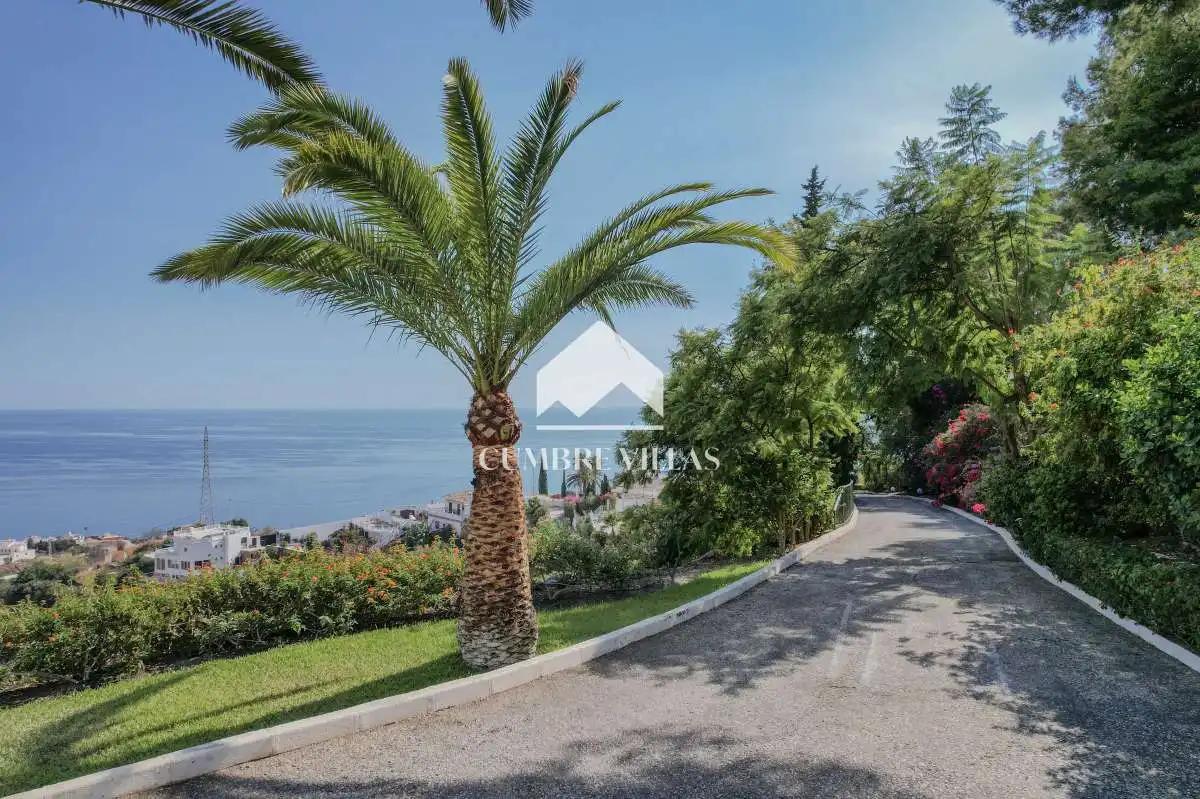 Vista exterior de Casa o xalet en venda en Nerja amb Jardí privat i Terrassa