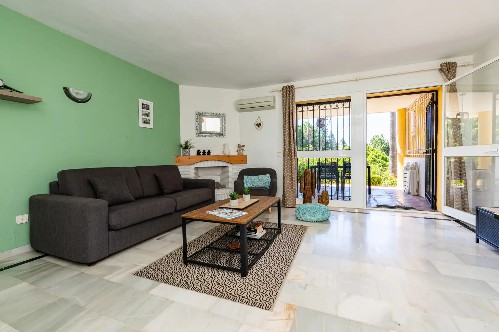 Sala d'estar de Planta baixa en venda en Mijas amb Aire condicionat, Terrassa i Piscina