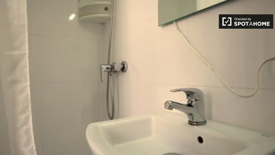 Baño de Piso de alquiler en Barcelona con Aire acondicionado, Calefacción y Amueblado