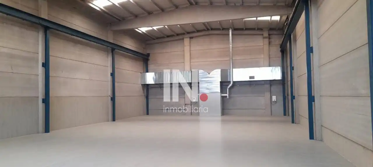 Außenansicht von Fabrikhallen zur Miete in Torrefarrera