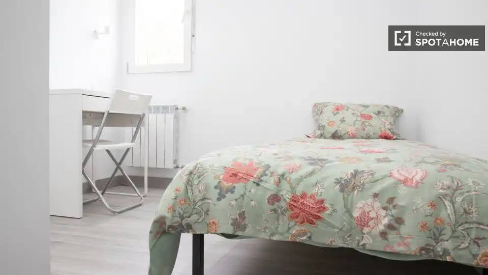 Bedroom of Flat for rent in Madrid  with Air Conditioner, Heating and Furnished