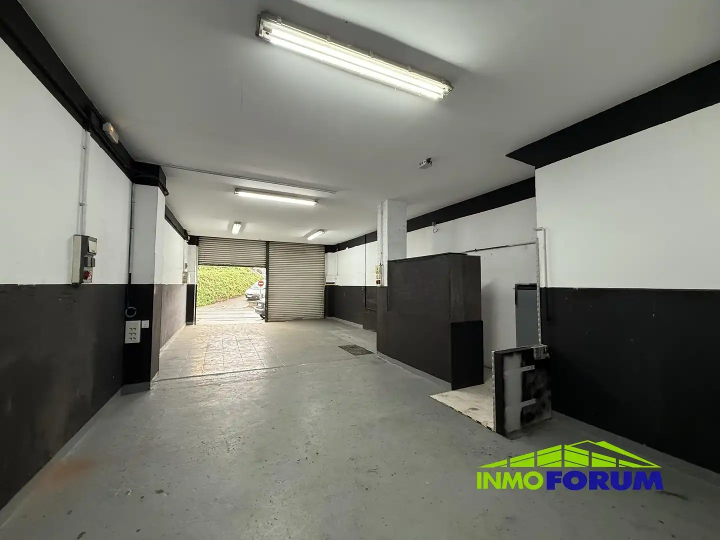 Parking of Commercial properties for sale in Cambre 