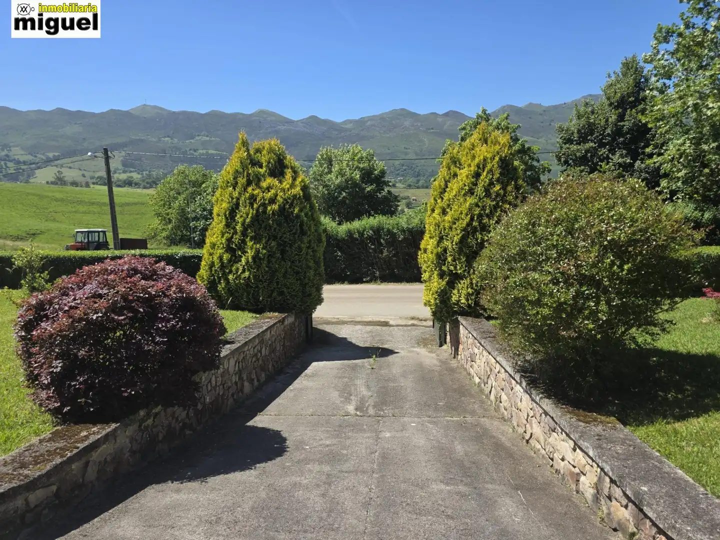 Vista exterior de Casa o xalet en venda en Llanes amb Calefacció, Jardí privat i Terrassa