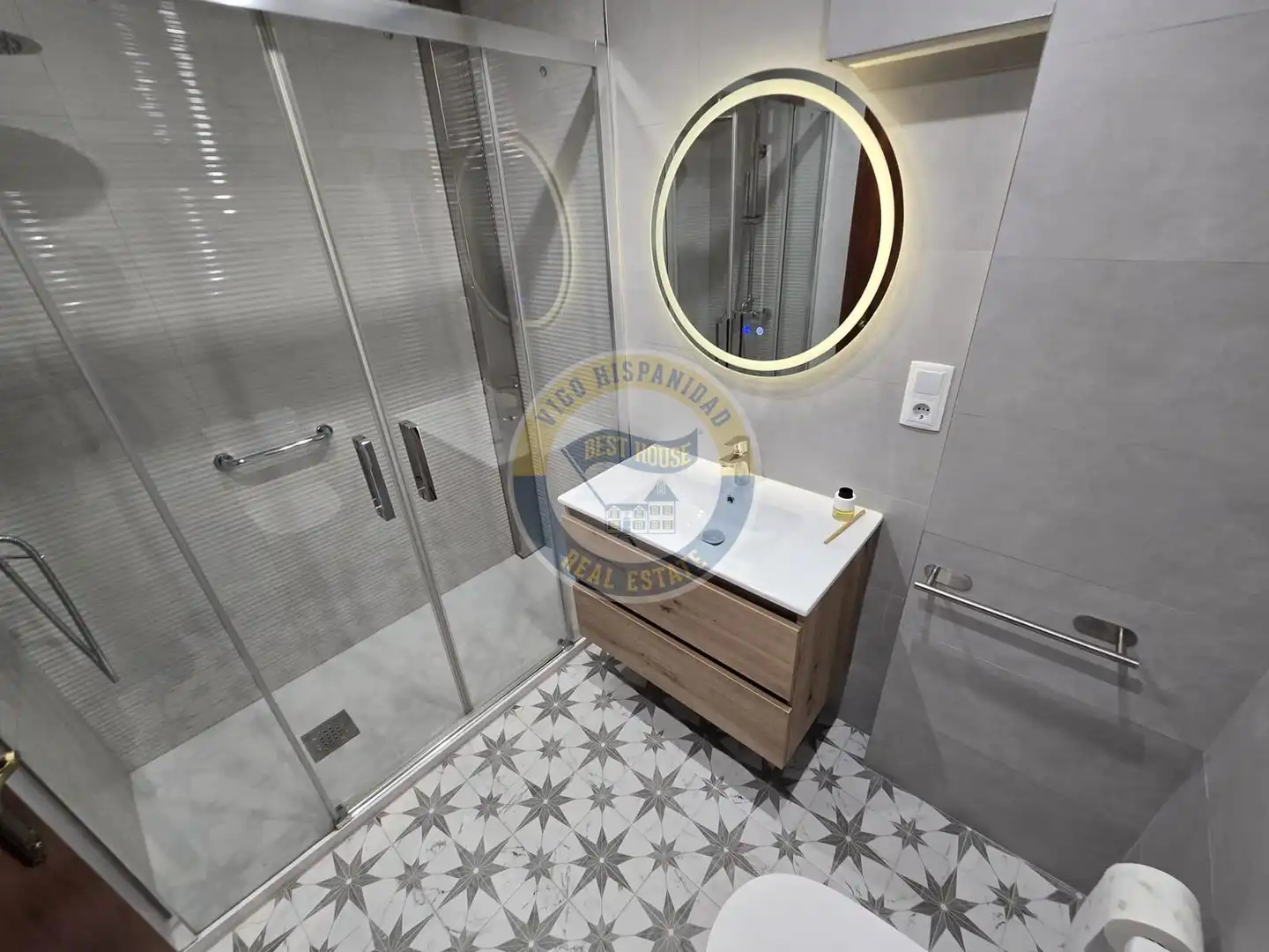 Baño de Piso de alquiler en Vigo  con Calefacción, Parquet y Balcón