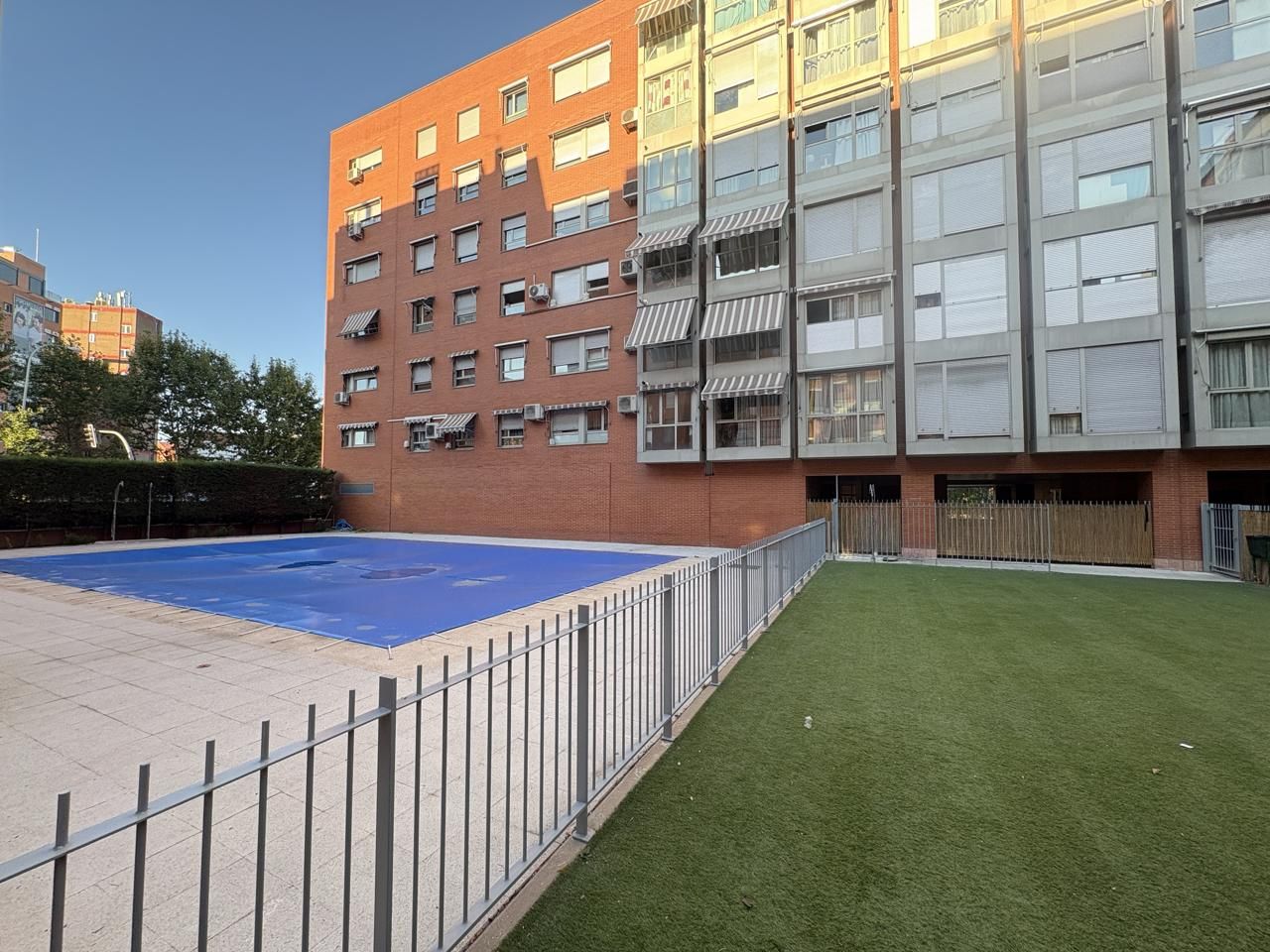 Swimming pool of Flat for sale in  Madrid Capital  with Heating, Parquet flooring and Community pool