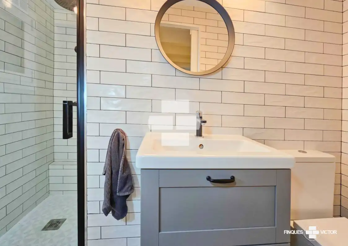 Baño de Piso en venta en Barcelona con Amueblado, Horno y TV