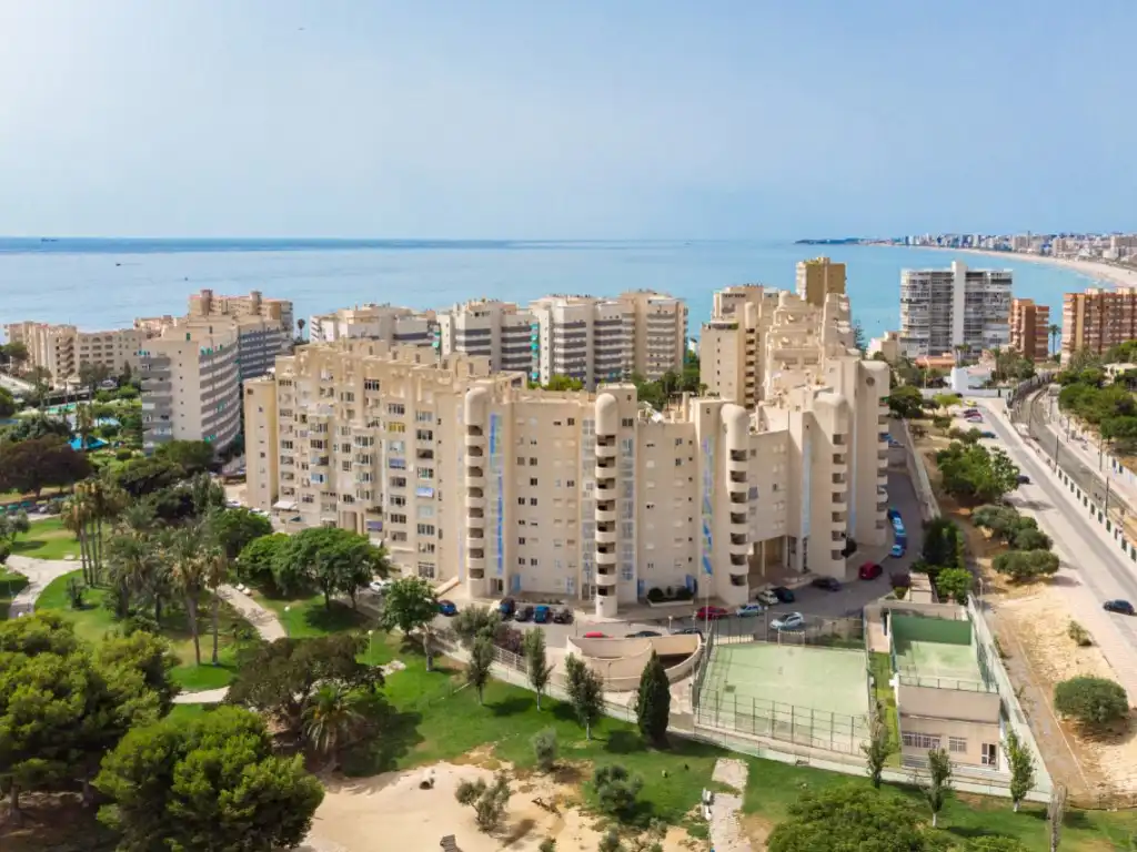 Außenansicht von Wohnungen zum Verkauf in El Campello mit Klimaanlage, Privatgarten und Terrasse