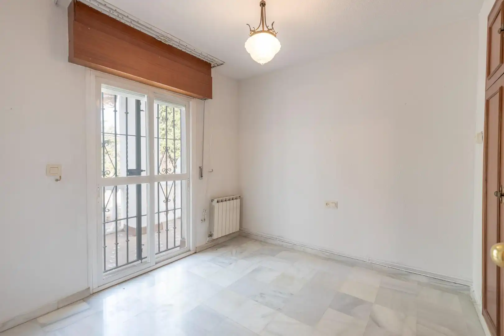 Habitación de Casa adosada en venta en Granada con Calefacción, Terraza y Trastero