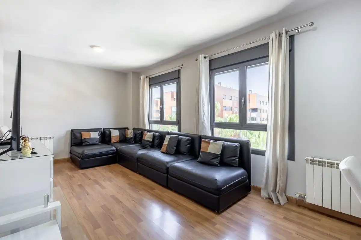 Living room of Flat for sale in Granada  with Air Conditioner, Heating and Jacuzzi