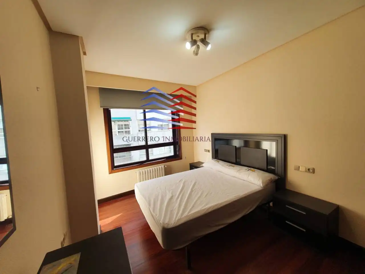 Habitación de Apartamento de alquiler en Ourense Capital  con Calefacción, Parquet y Amueblado