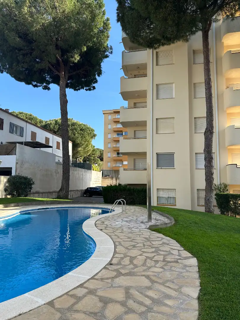 Piscina de Planta baja en venta en L'Escala con Calefacción, Terraza y Amueblado