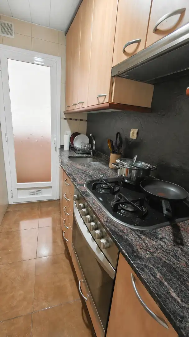 Cuina de Pis en venda en Barcelona amb Moblat, Forn i Microones