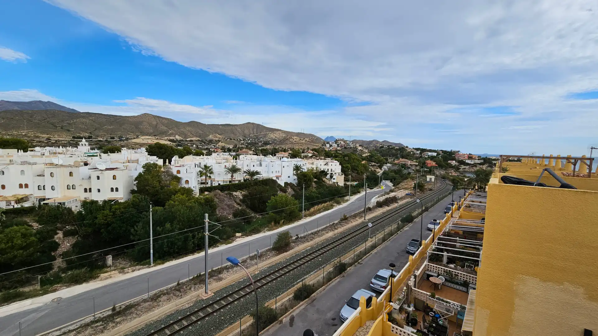 Vista exterior de Casa adosada en venta en El Campello con Aire acondicionado, Calefacción y Jardín privado