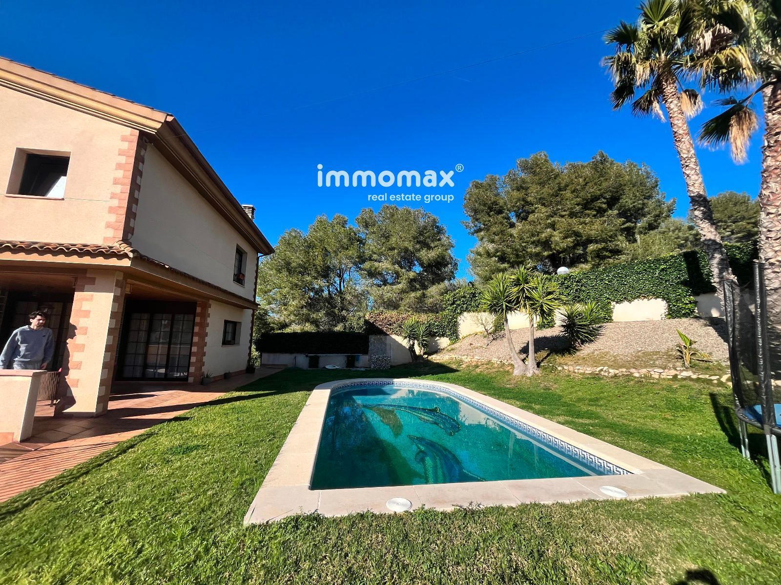 Vista exterior de Casa o xalet en venda en Vilanova i la Geltrú amb Aire condicionat, Calefacció i Jardí privat