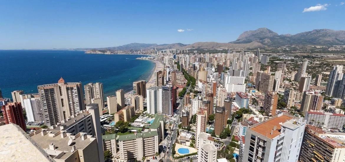 Vista exterior de Àtic en venda en Benidorm amb Aire condicionat, Calefacció i Jardí privat