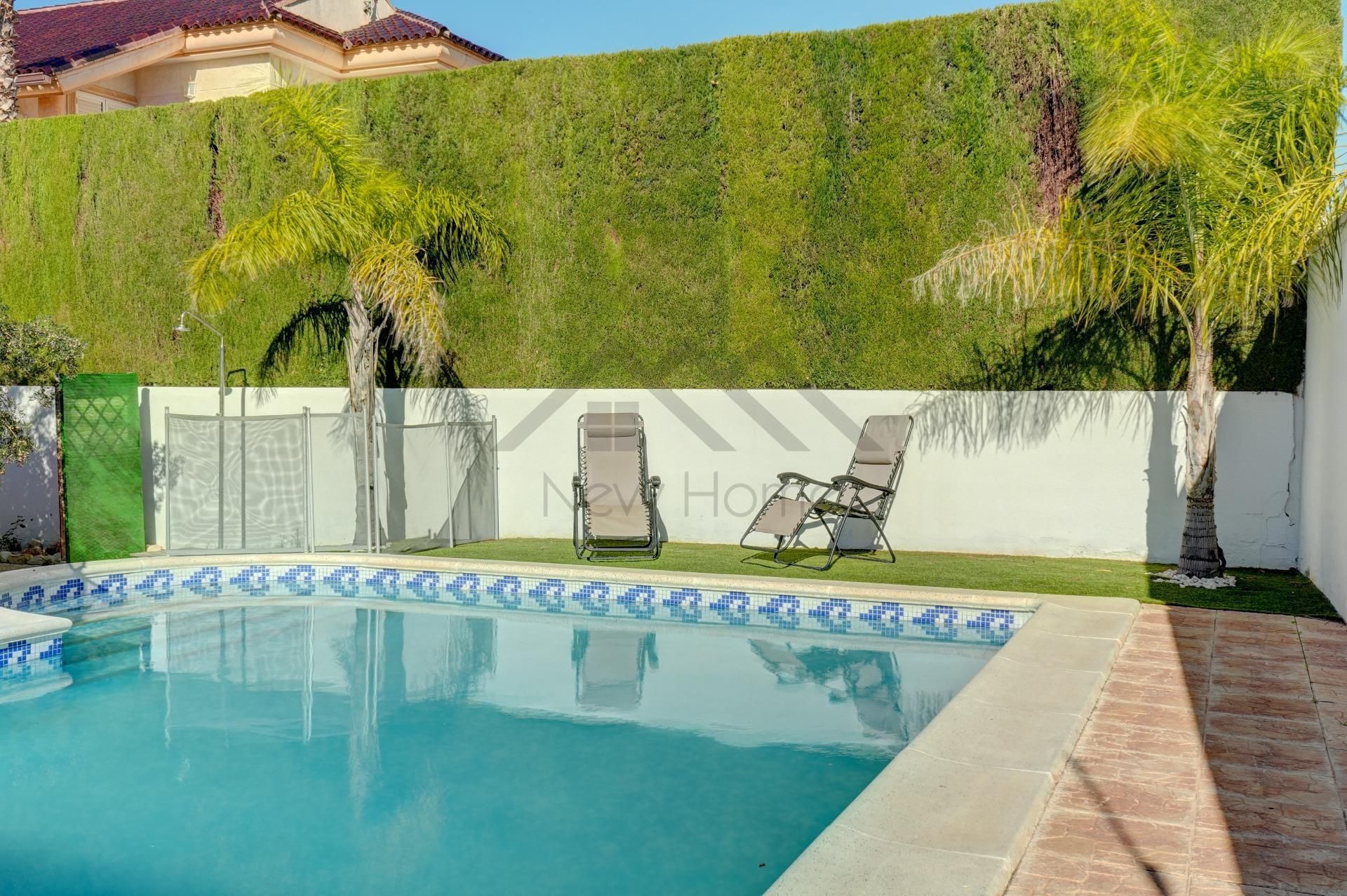 Swimming pool of Single-family semi-detached for sale in La Pobla de Vallbona  with Air Conditioner, Heating and Private garden