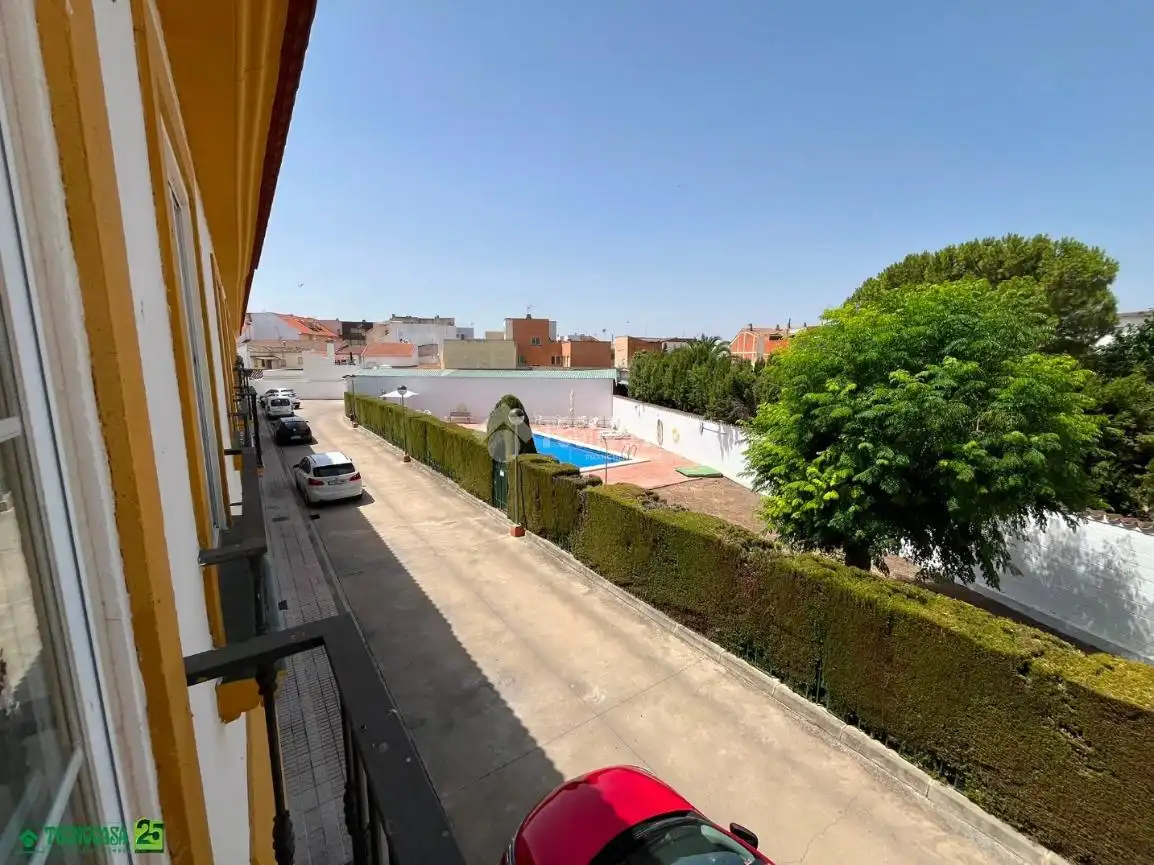 Vista exterior de Casa adosada en venta en Miguelturra con Aire acondicionado, Calefacción y Piscina comunitaria