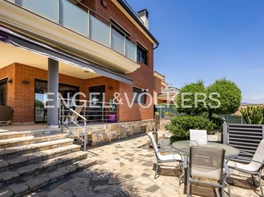 House with pool for sale in Avinguda Can Valls