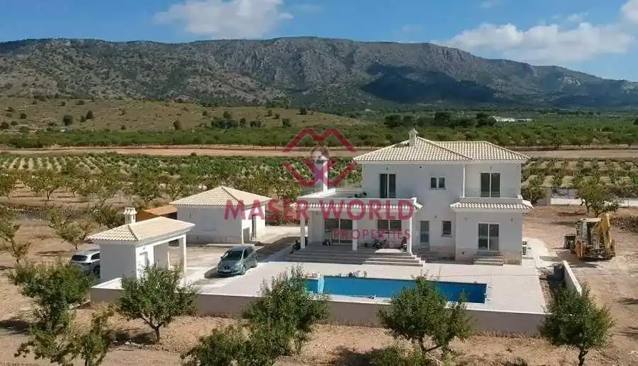 Villa mit Pool zum Verkauf in El Pinós / Pinoso