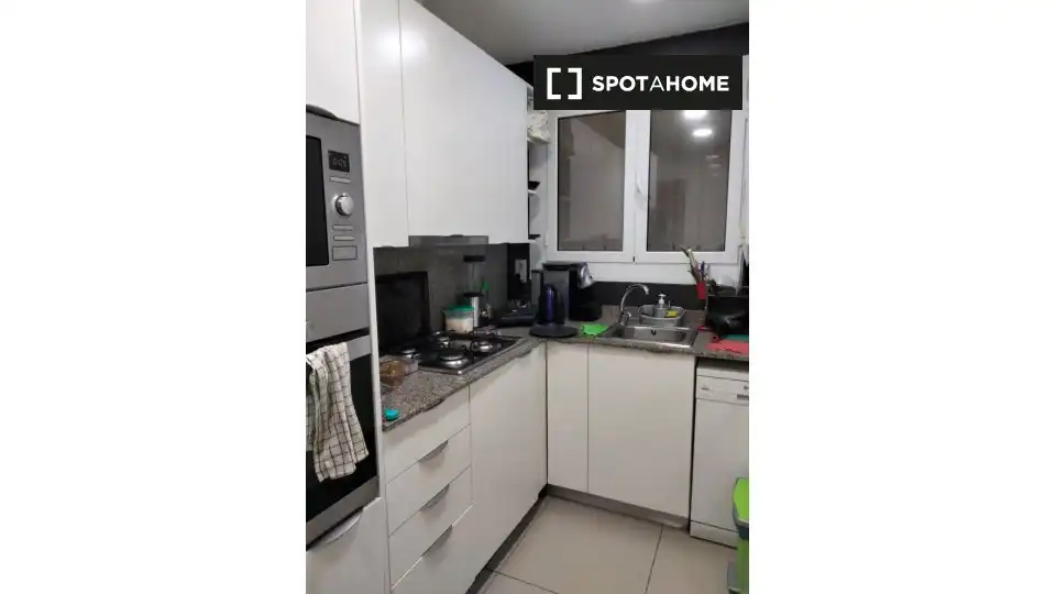 Cuina de Pis de lloguer en Barcelona amb Aire condicionat, Calefacció i Moblat