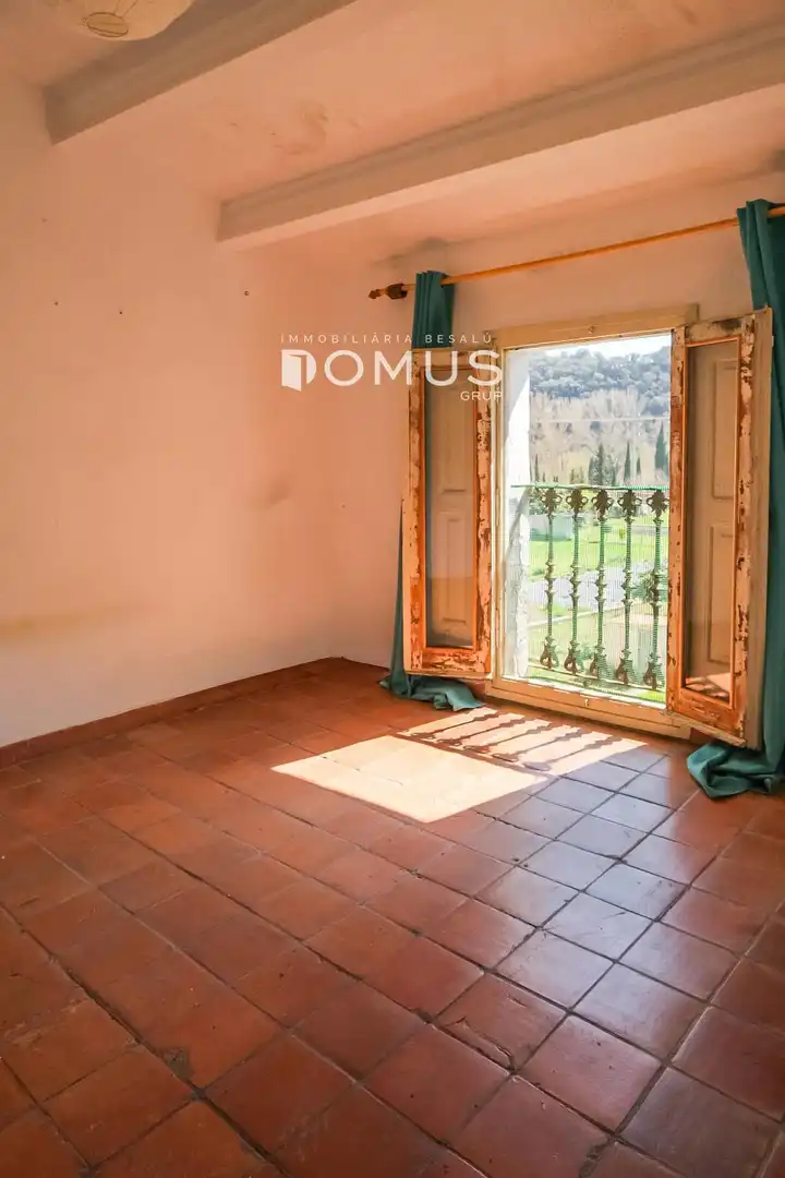 Dormitori de Casa adosada en venda en Besalú amb Calefacció