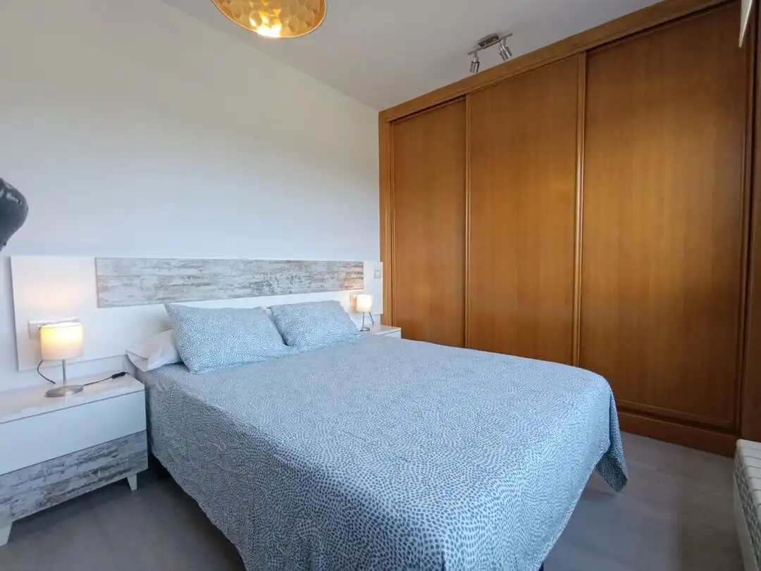 Schlafzimmer von Wohnung zur Miete in Gijón  mit Heizung und Balkon