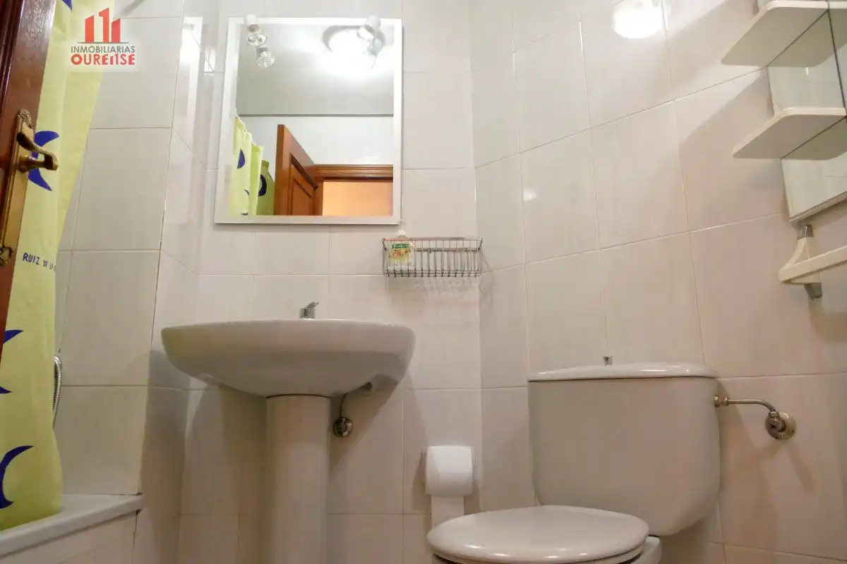 Baño de Piso de alquiler en Ourense Capital  con Calefacción, Amueblado y Balcón