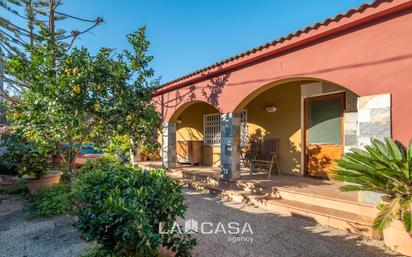 Vista exterior de Casa o xalet en venda en Castelldefels amb Terrassa, Piscina i Balcó