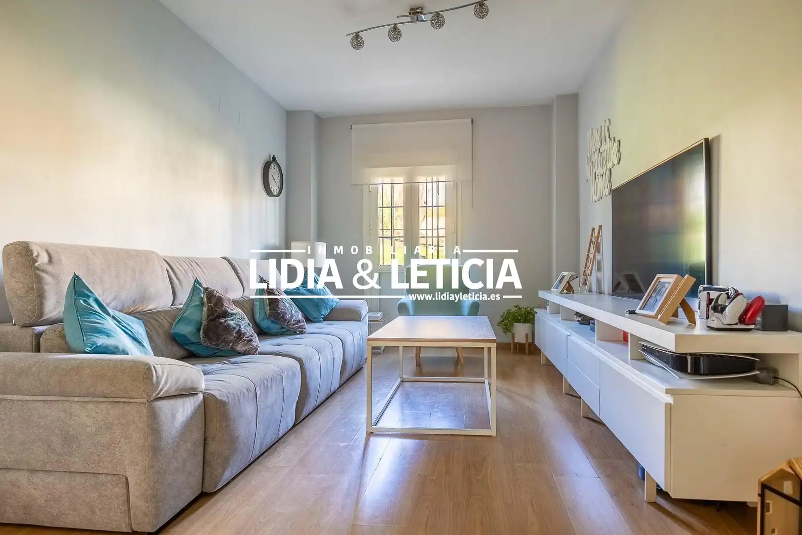 Sala de estar de Piso en venta en Alcalá de Guadaira con Aire acondicionado, Calefacción y Parquet