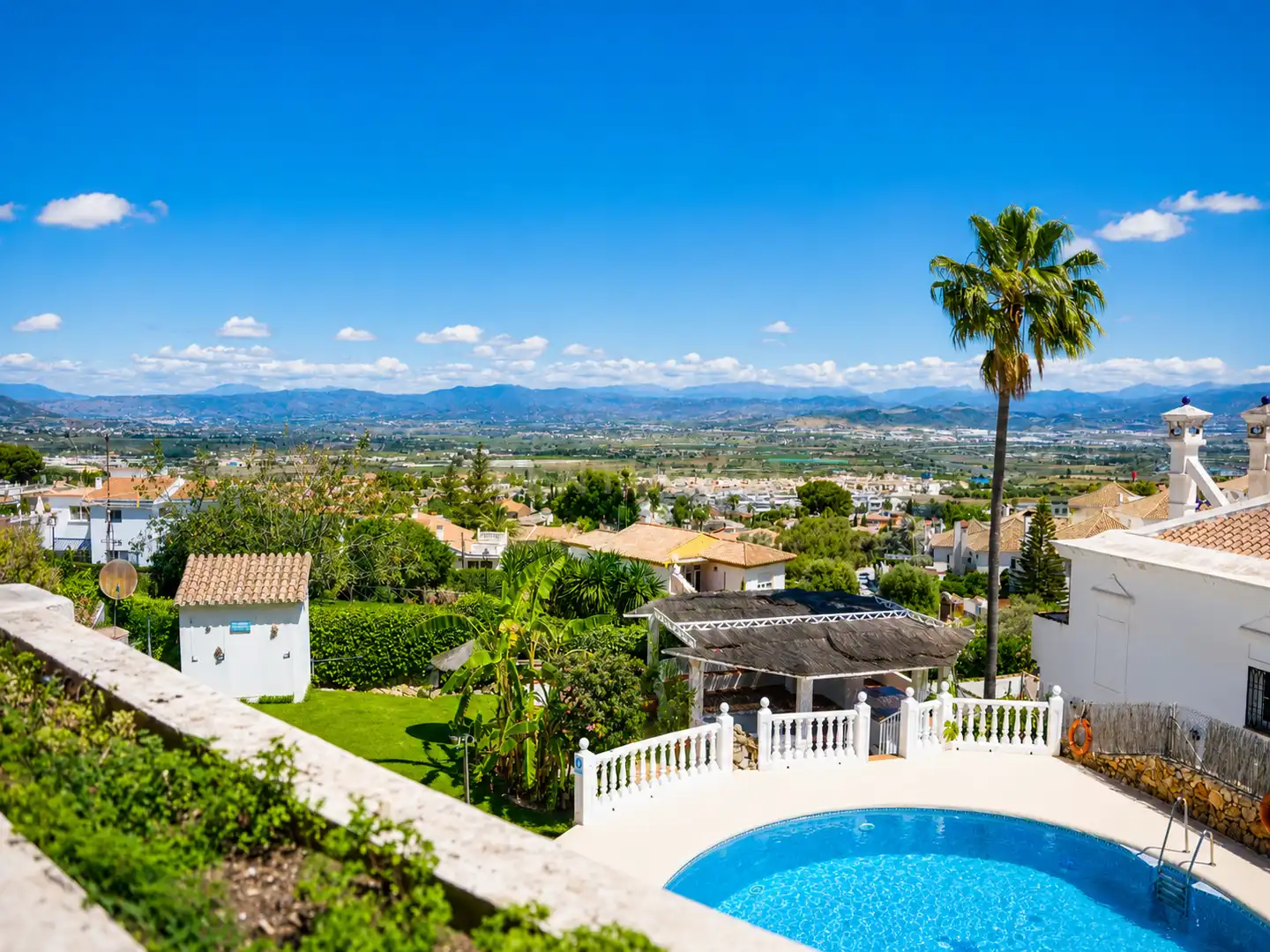 Vista exterior de Casa o xalet en venda en Alhaurín de la Torre amb Aire condicionat, Jardí privat i Traster