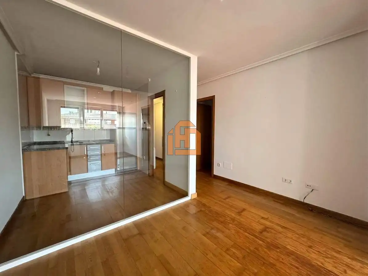 Vista exterior de Apartamento en venta en León Capital  con Calefacción y Trastero