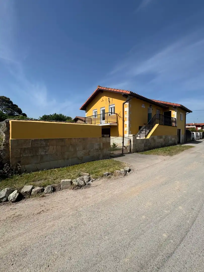 Vista exterior de Casa o xalet de lloguer en Laredo amb Jardí privat i Moblat