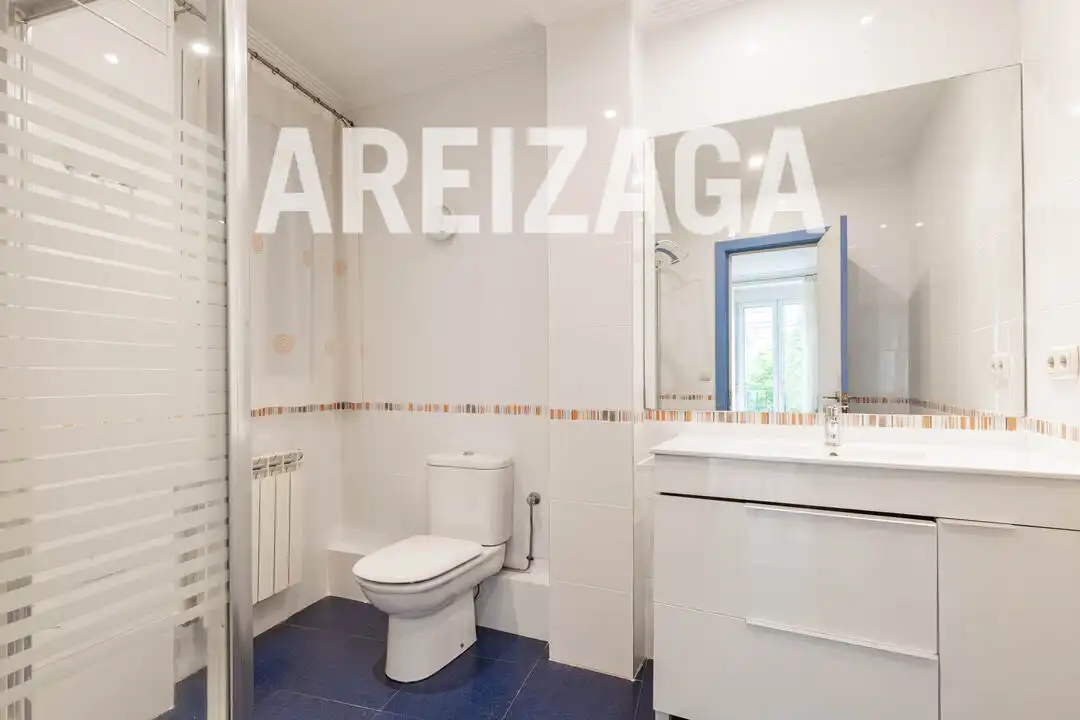 Baño de Piso en venta en Donostia - San Sebastián  con Calefacción y Balcón