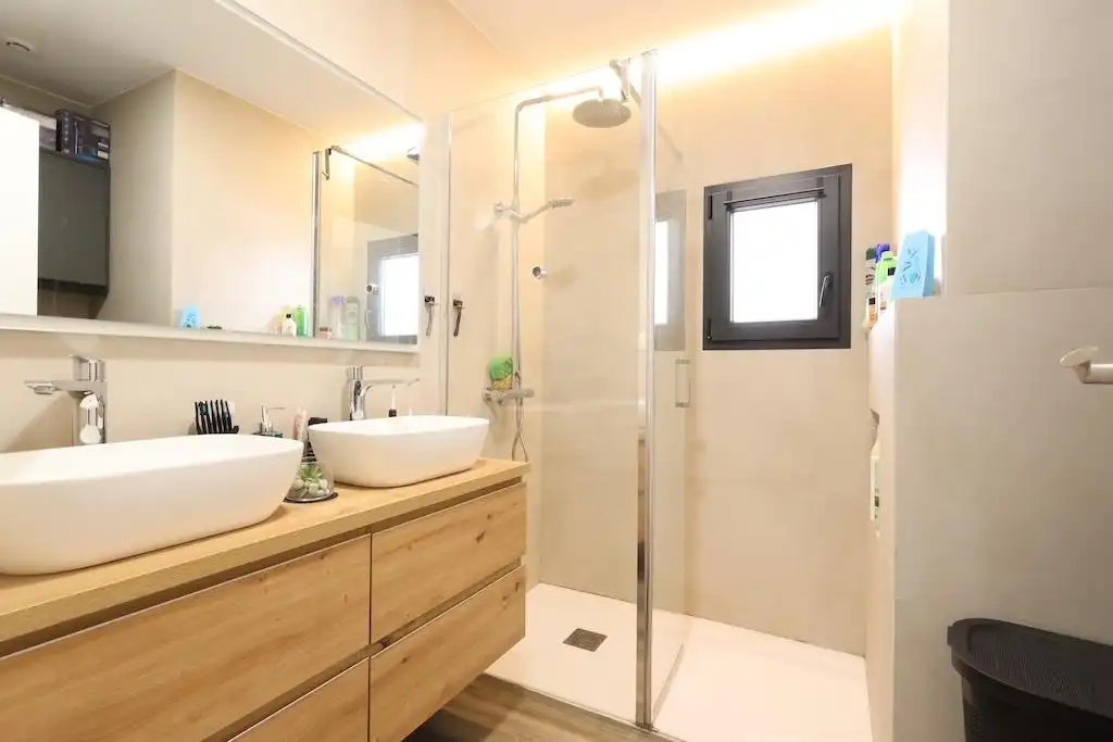 Badezimmer von Einfamilien-Reihenhaus zur Miete in Pilar de la Horadada mit Klimaanlage, Heizung und Möbliert