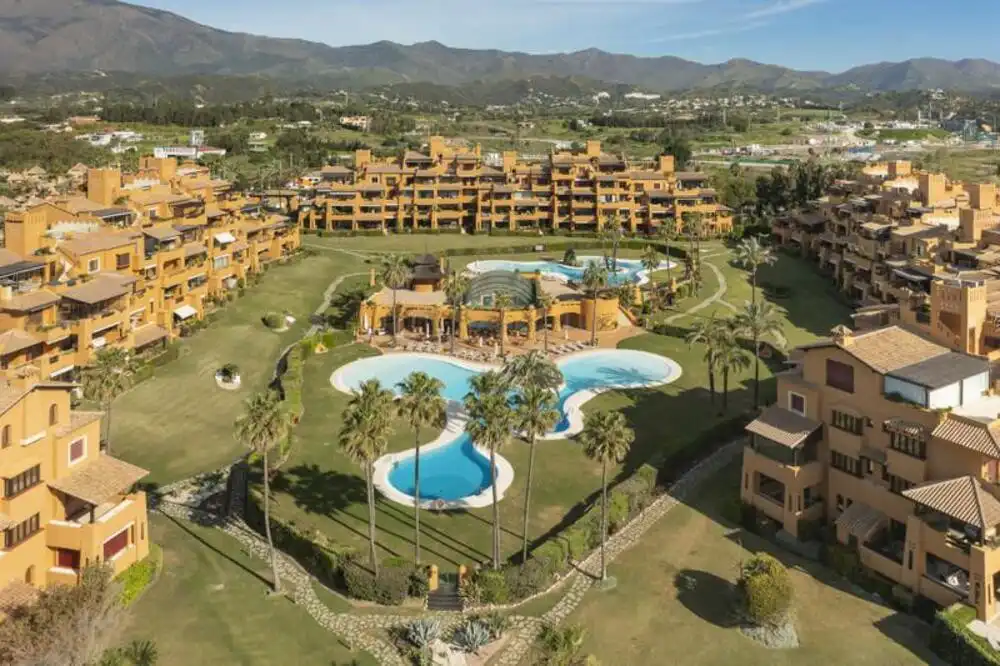 Vista exterior de Apartament de lloguer en Estepona amb Aire condicionat, Terrassa i Piscina