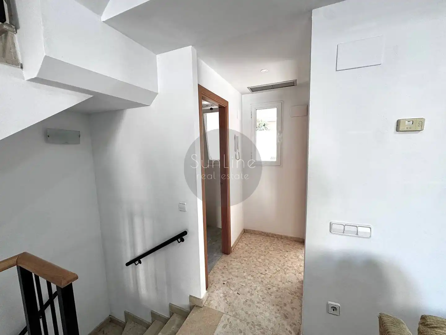 Einfamilien-Reihenhaus zur Miete in Moncada mit Klimaanlage, Privatgarten und Terrasse