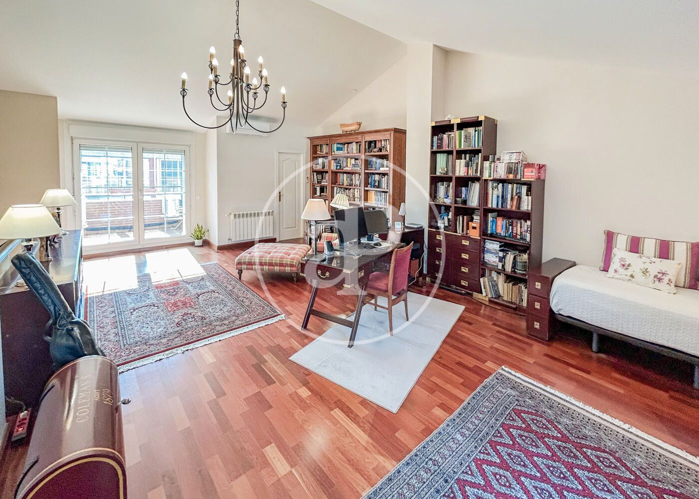 Living room of Single-family semi-detached for sale in  Madrid Capital  with Air Conditioner, Heating and Private garden