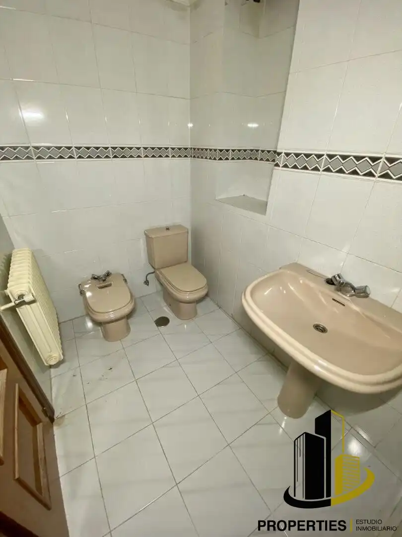 Bathroom of Flat for sale in Guijuelo