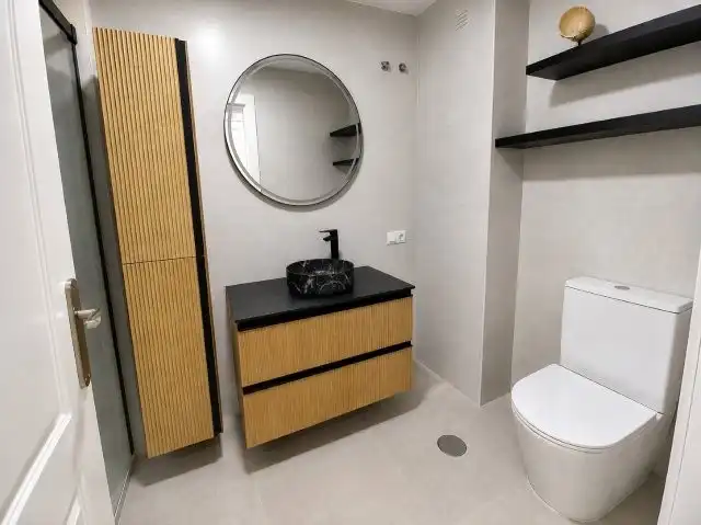 Baño de Piso en venta en Manilva con Aire acondicionado, Calefacción y Jardín privado