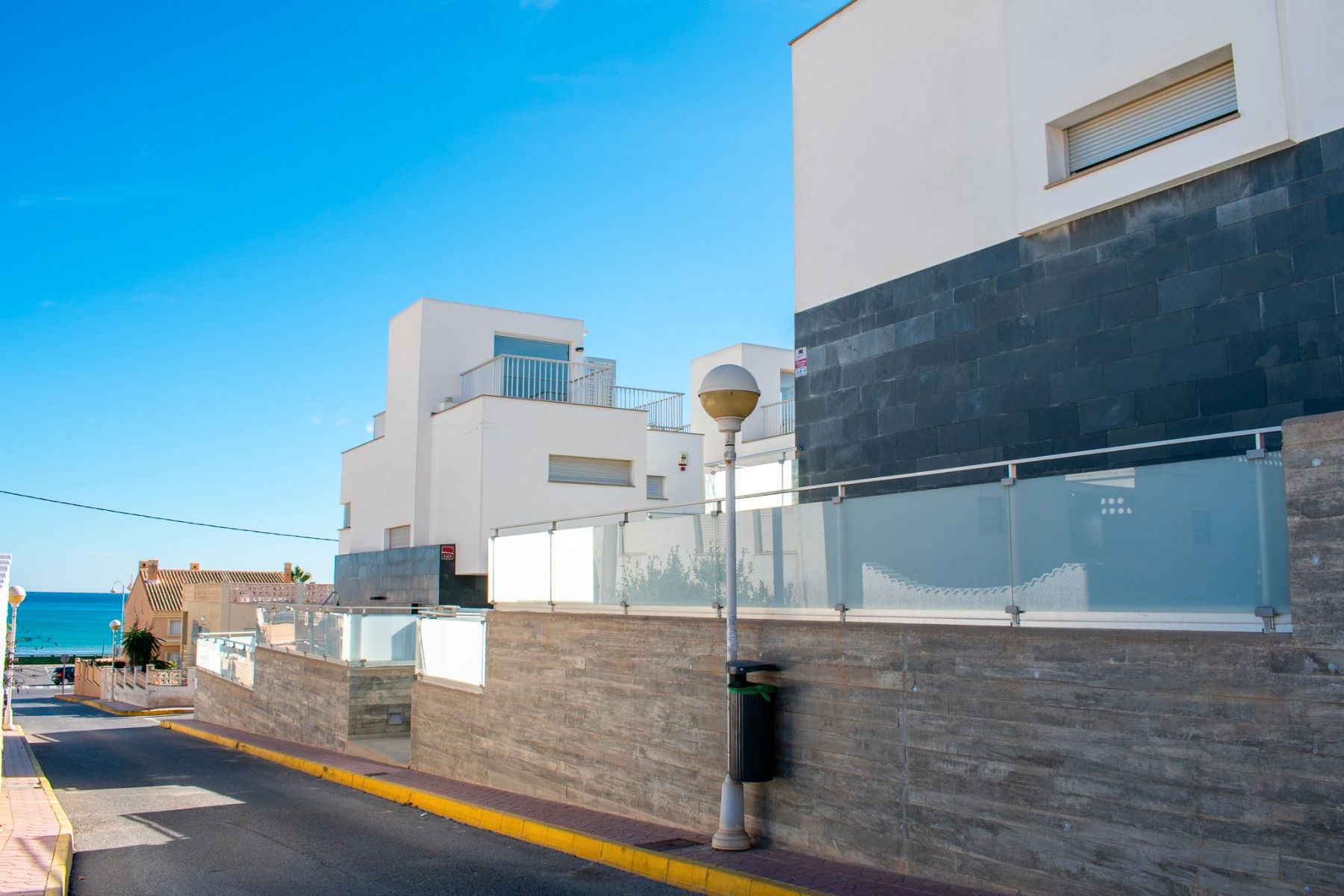 Exterior view of Single-family semi-detached for sale in Guardamar del Segura  with Air Conditioner, Heating and Private garden