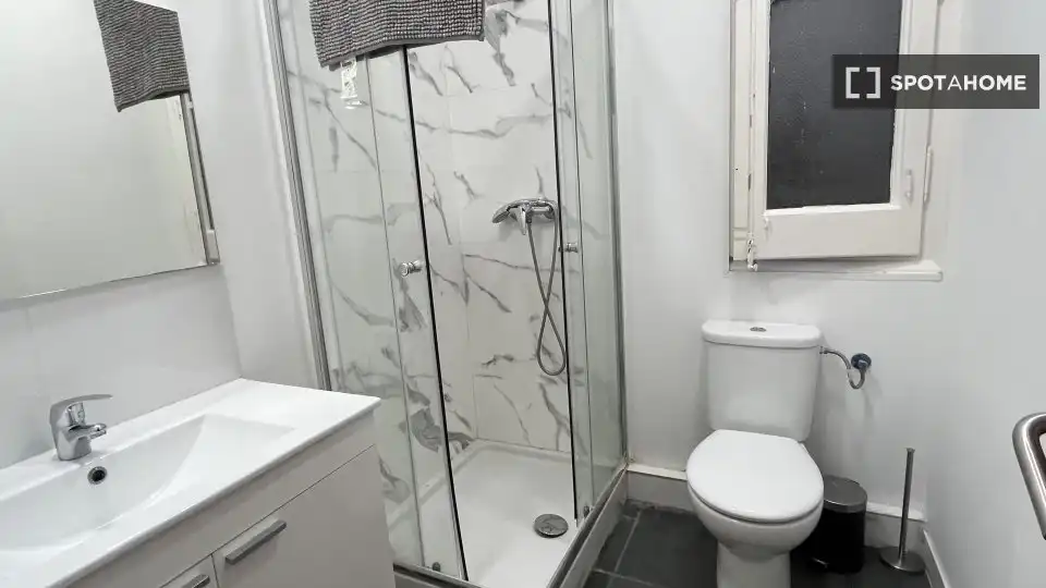 Bathroom of Flat for share in Barcelona  with Air Conditioner, Heating and Terrace