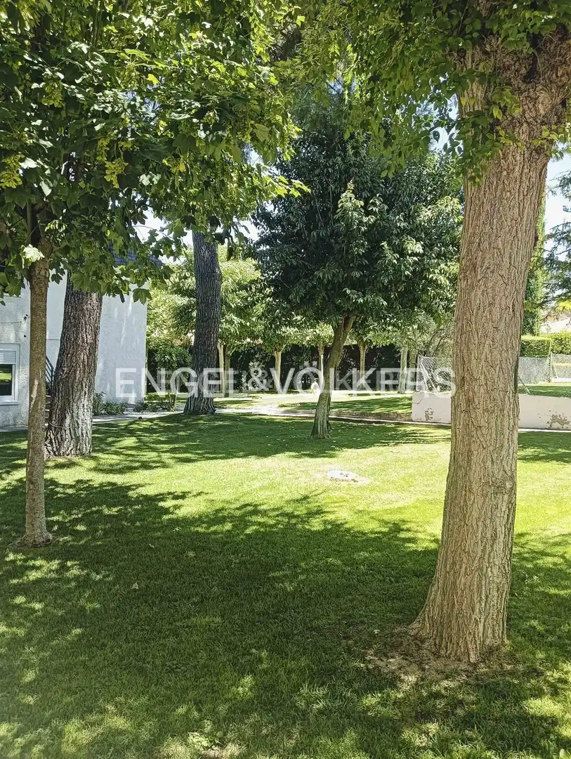 Wohnung zur Miete in Villaviciosa de Odón mit Klimaanlage, Heizung und Privatgarten